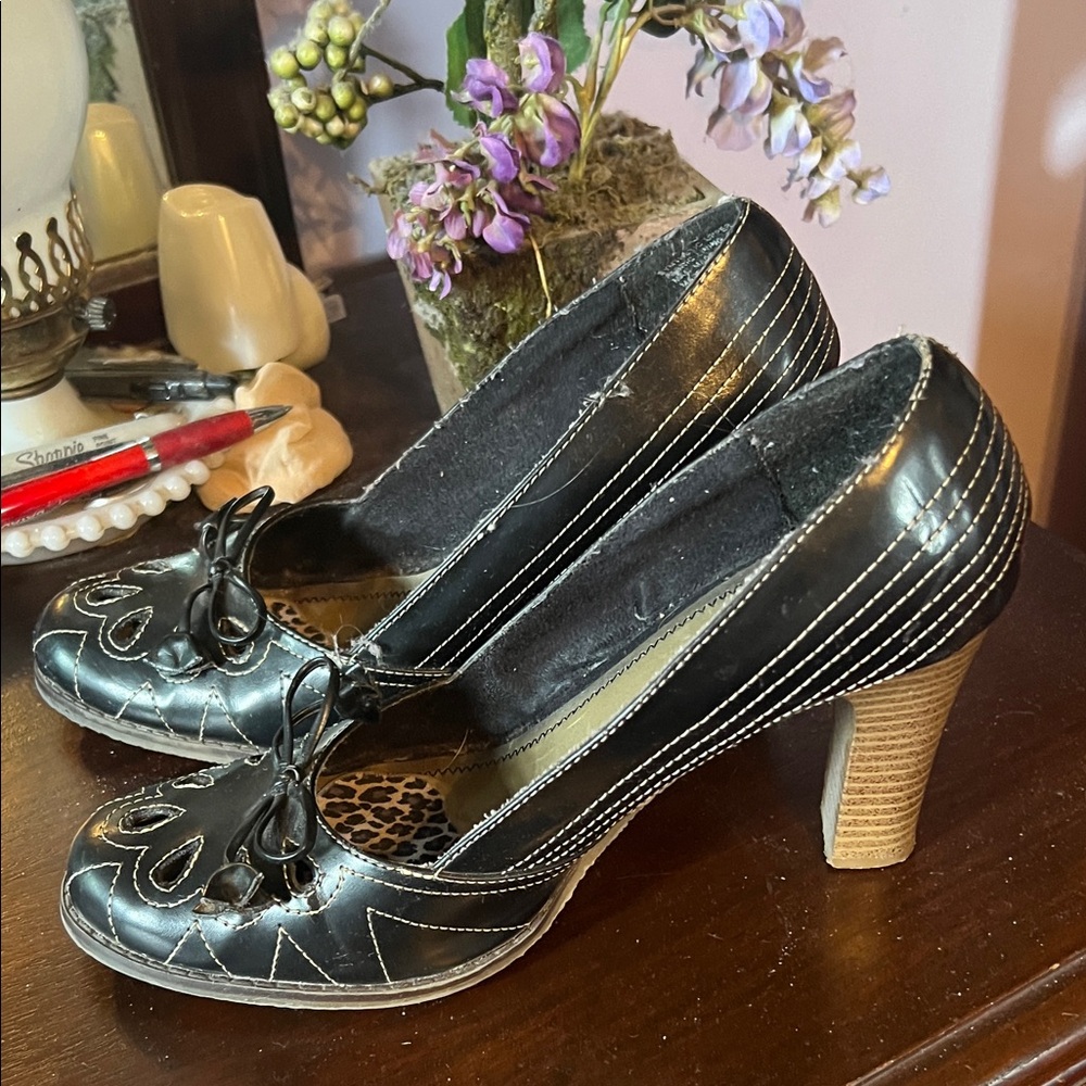 BONGO Black and Tan Women's Heels